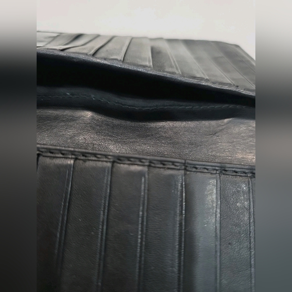 Elegant Black Leather Wallet - Picture 5 of 9